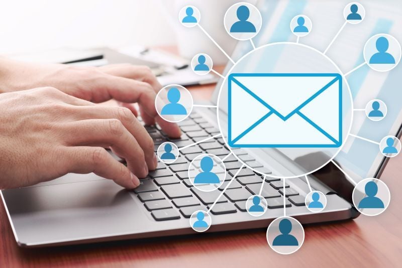 eMail -User at Laptop